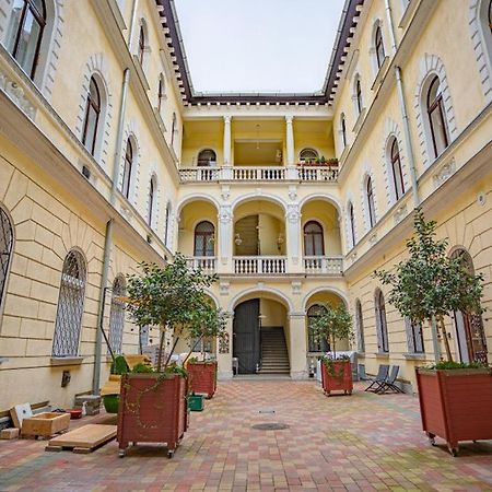 Cosy Gallery Flat In Akacfa St. Budapest Bagian luar foto