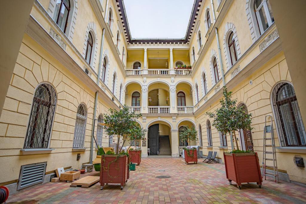 Cosy Gallery Flat In Akacfa St. Budapest Bagian luar foto
